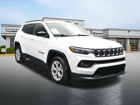 Used 2024 Jeep Compass Latitude w/ Convenience Group AWD/4WD image 7