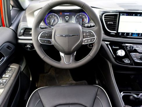 New 2026 Chrysler Pacifica Limited FWD image 23