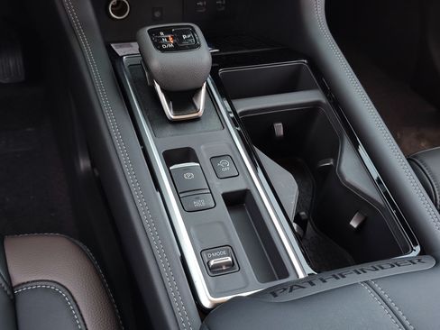 New 2026 Nissan Pathfinder Platinum FWD image 10