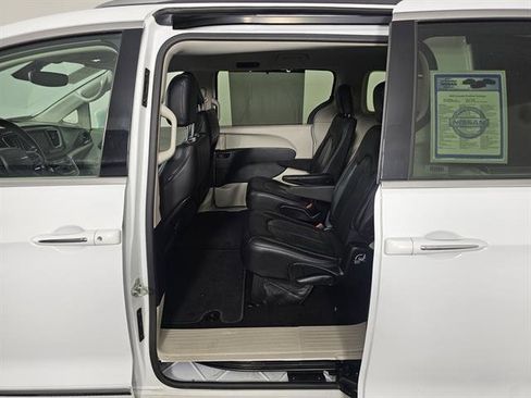 Used 2020 Chrysler Pacifica Touring-L image 24