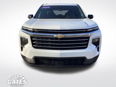 Used 2024 Chevrolet Traverse LT FWD image 2