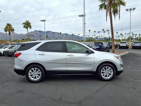 Used 2020 Chevrolet Equinox LS w/ LS Convenience Package image 8