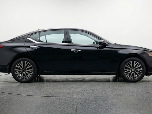 Used 2025 Nissan Altima 2.5 SV image 11