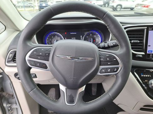 Used 2023 Chrysler Pacifica Touring-L FWD image 24