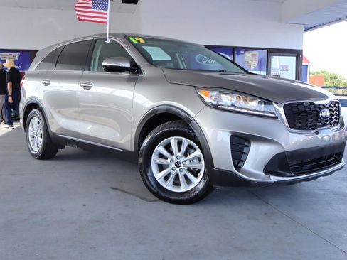Used 2019 Kia Sorento FWD V6 image 3