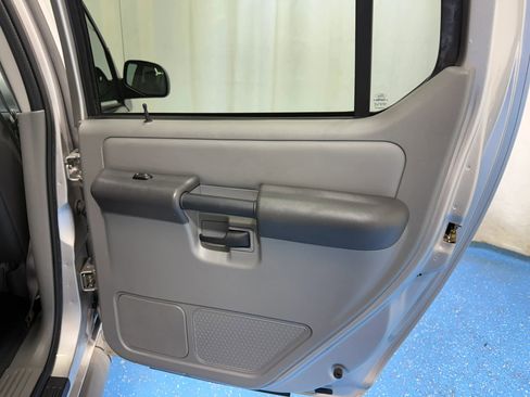 Used 2003 Ford Explorer Sport Trac XLT image 32