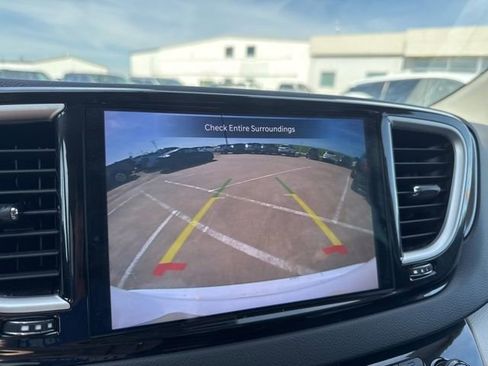 Used 2024 Chrysler Pacifica Touring-L image 3