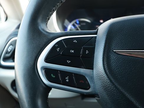 Used 2023 Chrysler Pacifica Touring-L FWD image 13