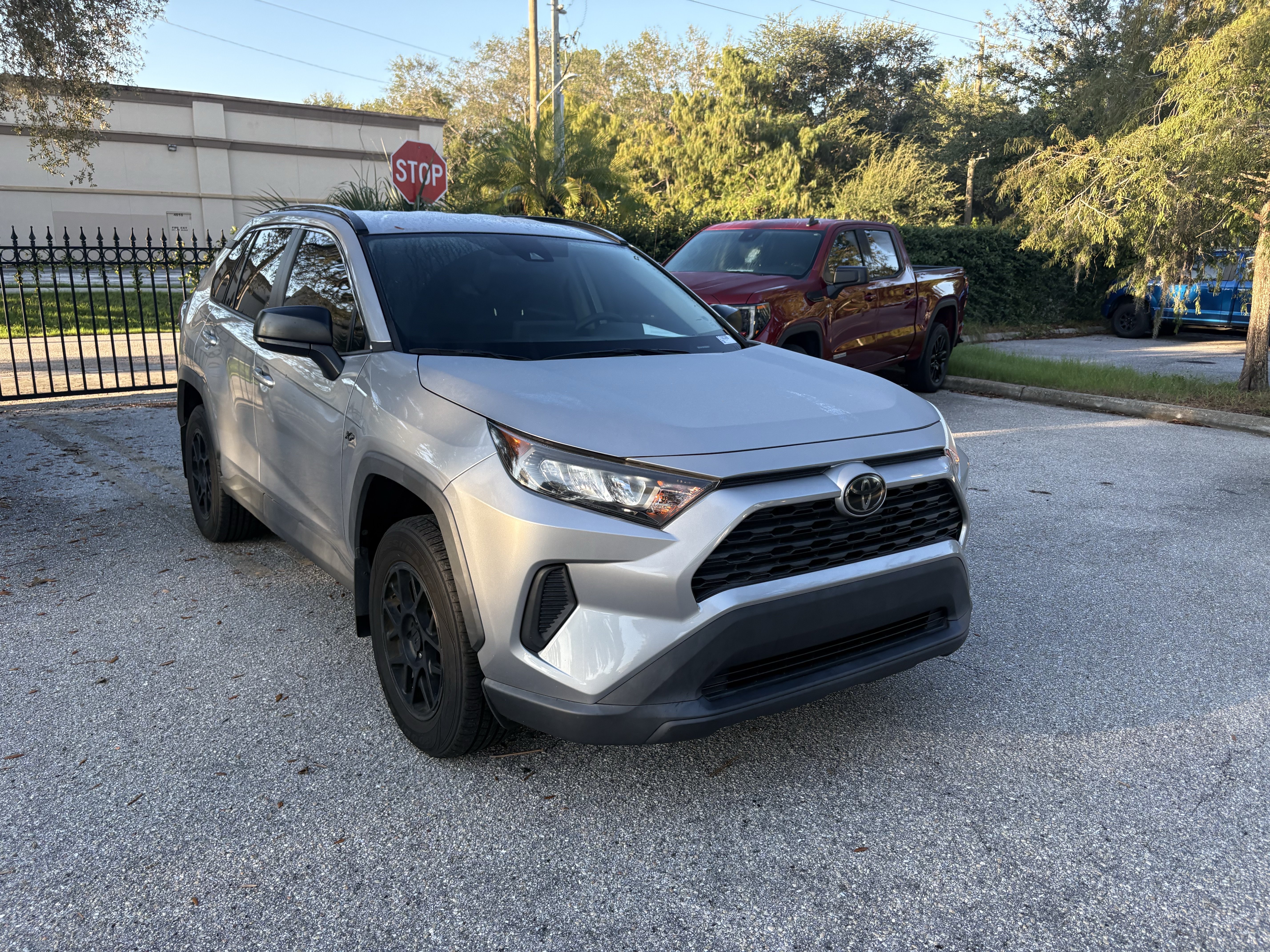 Used 2020 Toyota RAV4 LE FWD image 1