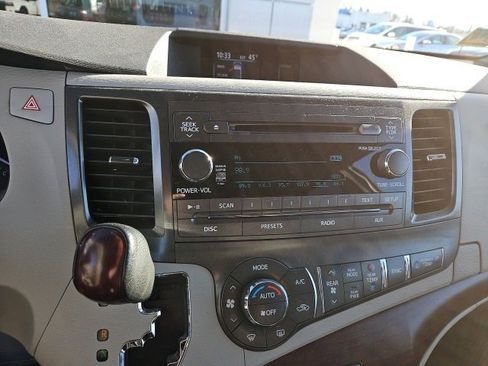 Used 2013 Toyota Sienna XLE image 7