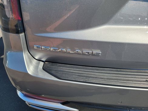Used 2023 Cadillac Escalade Premium Luxury AWD/4WD image 6