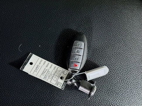 Used 2021 Nissan Titan SV w/ SV Convenience Package image 36