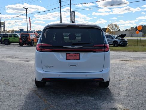 Used 2024 Chrysler Pacifica Touring-L image 7