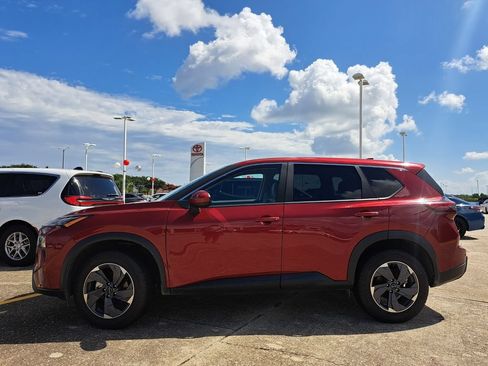 Used 2025 Nissan Rogue SV FWD image 2