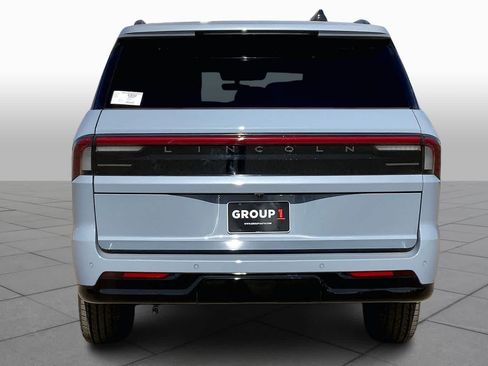 New 2026 Lincoln Navigator Reserve w/ Jet Appearance Package AWD/4WD image 4