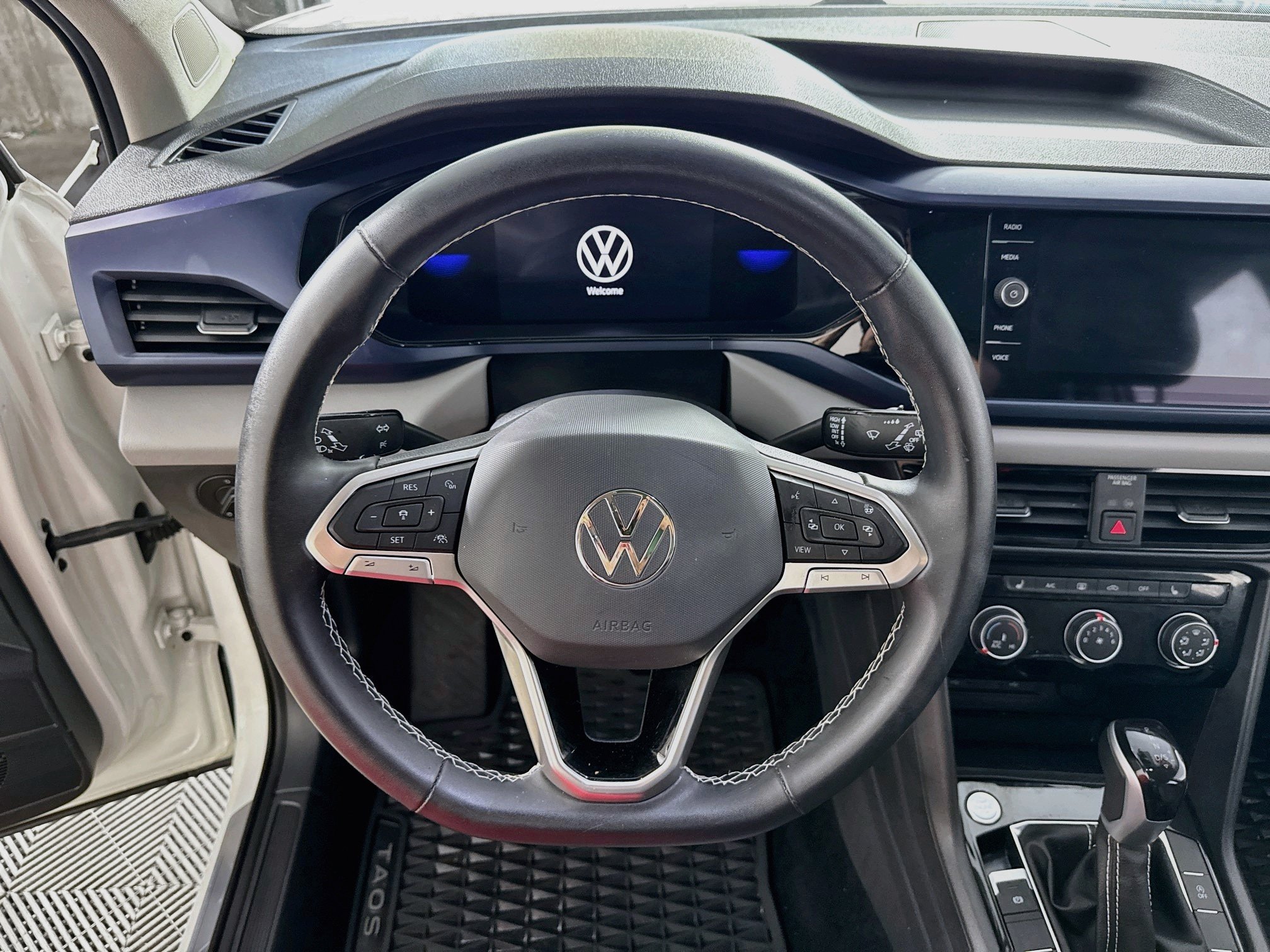Used 2023 Volkswagen Taos SE w/ Panoramic Sunroof Package AWD/4WD image 16