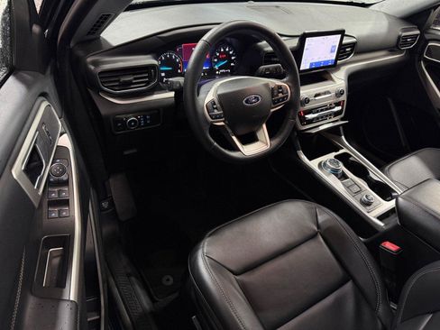 Used 2023 Ford Explorer XLT AWD/4WD image 16