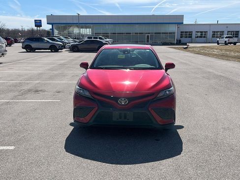 Used 2021 Toyota Camry SE w/ Cold Weather Package image 8