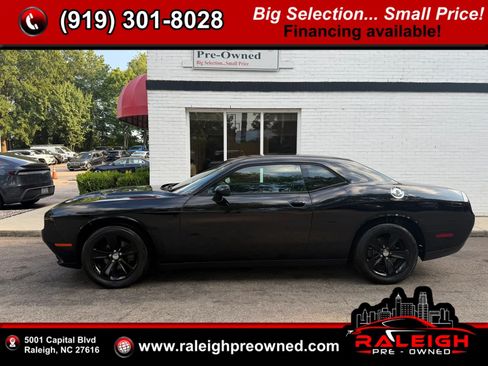 Used 2016 Dodge Challenger SXT RWD image 1