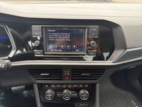 Certified 2023 Volkswagen Jetta SE w/ Panoramic Sunroof Package FWD image 19