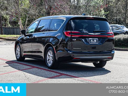Used 2024 Chrysler Pacifica Touring-L FWD image 8