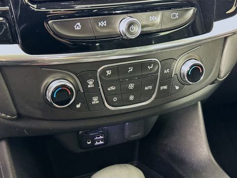 Used 2023 Chevrolet Traverse LT w/ LT Premium Package image 18