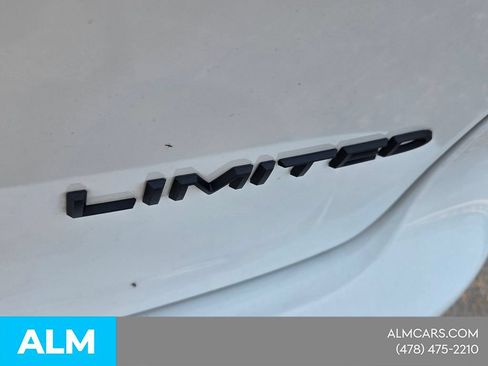 Used 2025 Chrysler Pacifica Limited FWD image 13