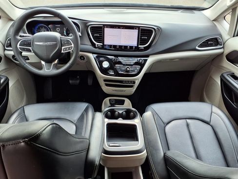 Used 2024 Chrysler Pacifica Touring-L FWD image 13