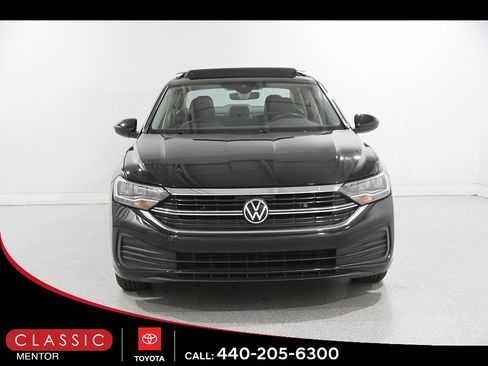 Used 2024 Volkswagen Jetta SE FWD image 2