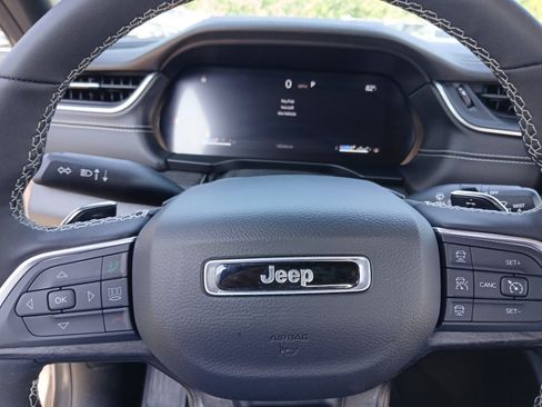 Used 2025 Jeep Grand Cherokee Limited AWD/4WD image 14