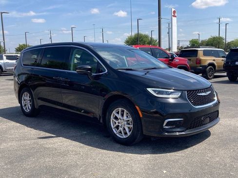 Used 2024 Chrysler Pacifica Touring-L image 3