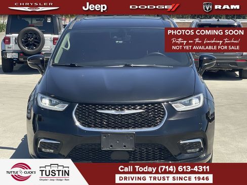 Used 2022 Chrysler Pacifica Touring-L FWD image 1