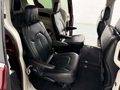 Used 2017 Chrysler Pacifica Touring-L image 12