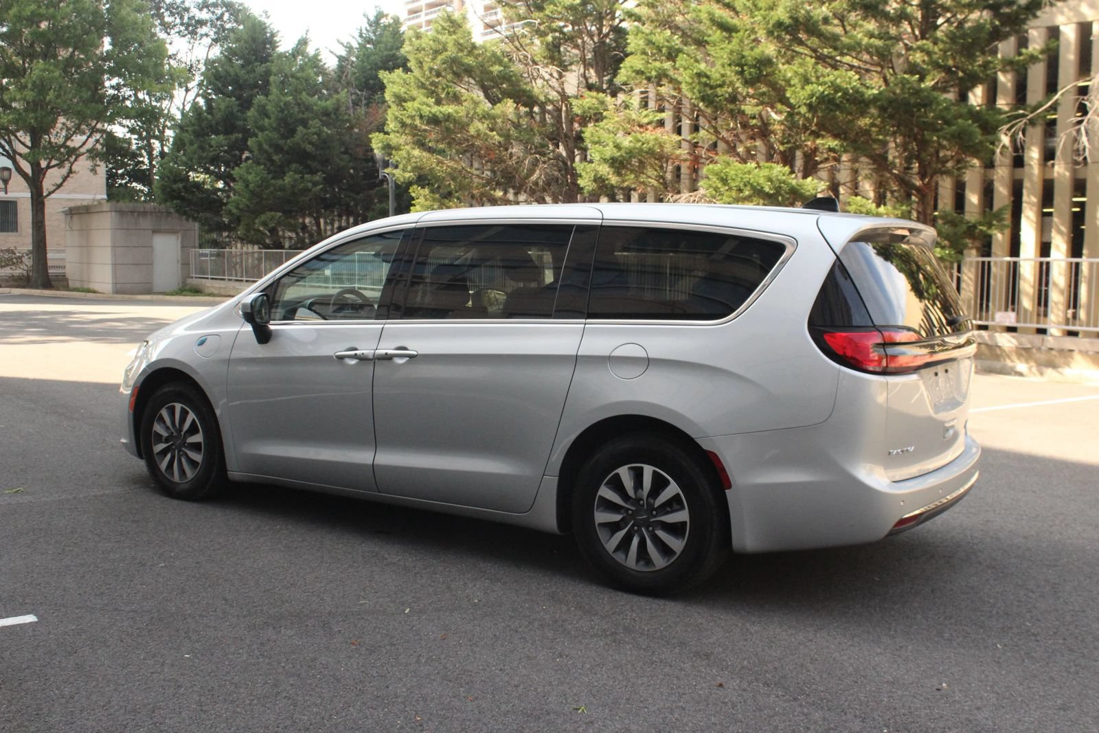 Used 2023 Chrysler Pacifica Touring-L FWD image 9