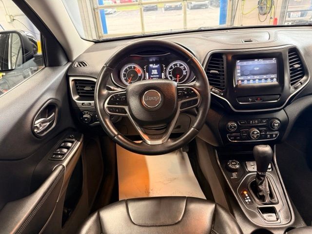 Used 2019 Jeep Cherokee Latitude Plus w/ Comfort/Convenience Group AWD/4WD image 18