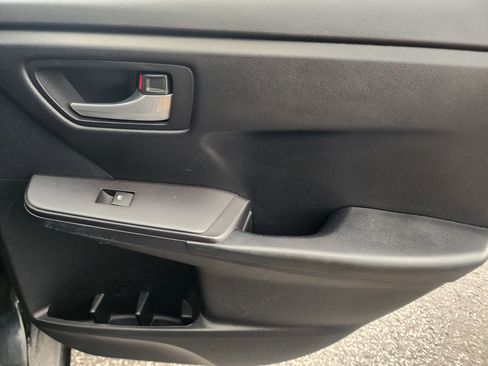Used 2015 Toyota Camry SE FWD image 12