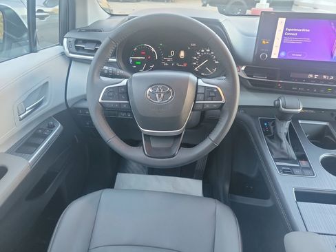 Used 2025 Toyota Sienna XLE image 22