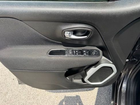 Used 2019 Jeep Renegade Latitude w/ Cold Weather Group AWD/4WD image 15