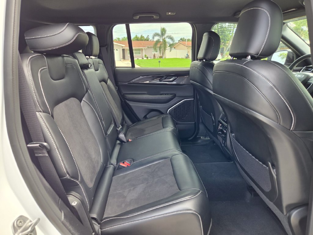 Used 2023 Jeep Grand Cherokee Altitude AWD/4WD image 18