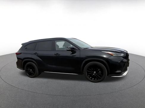 Used 2025 Toyota Highlander XSE image 2