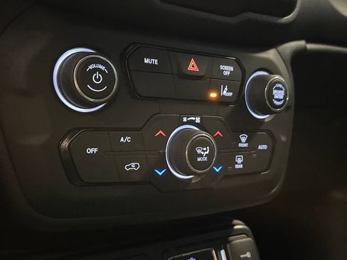 Used 2023 Jeep Renegade Latitude AWD/4WD image 14