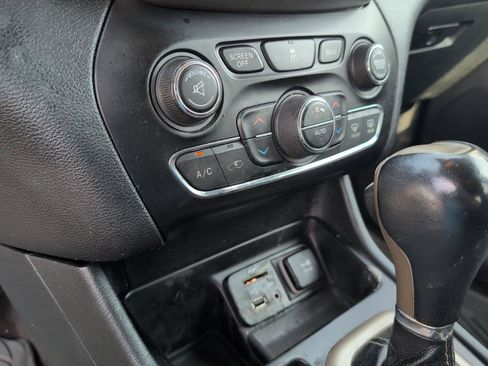 Used 2016 Jeep Cherokee Limited FWD image 19