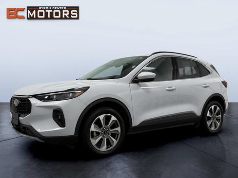 Used 2025 Ford Escape Platinum AWD/4WD image 2