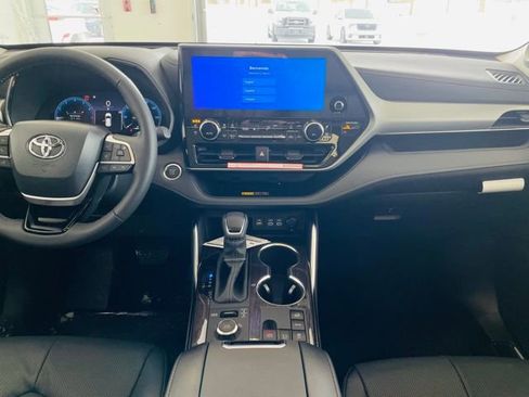 New 2026 Toyota Highlander Platinum image 13
