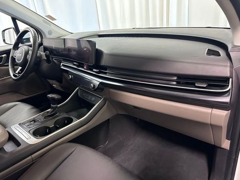 Used 2025 Kia Carnival FWD image 24