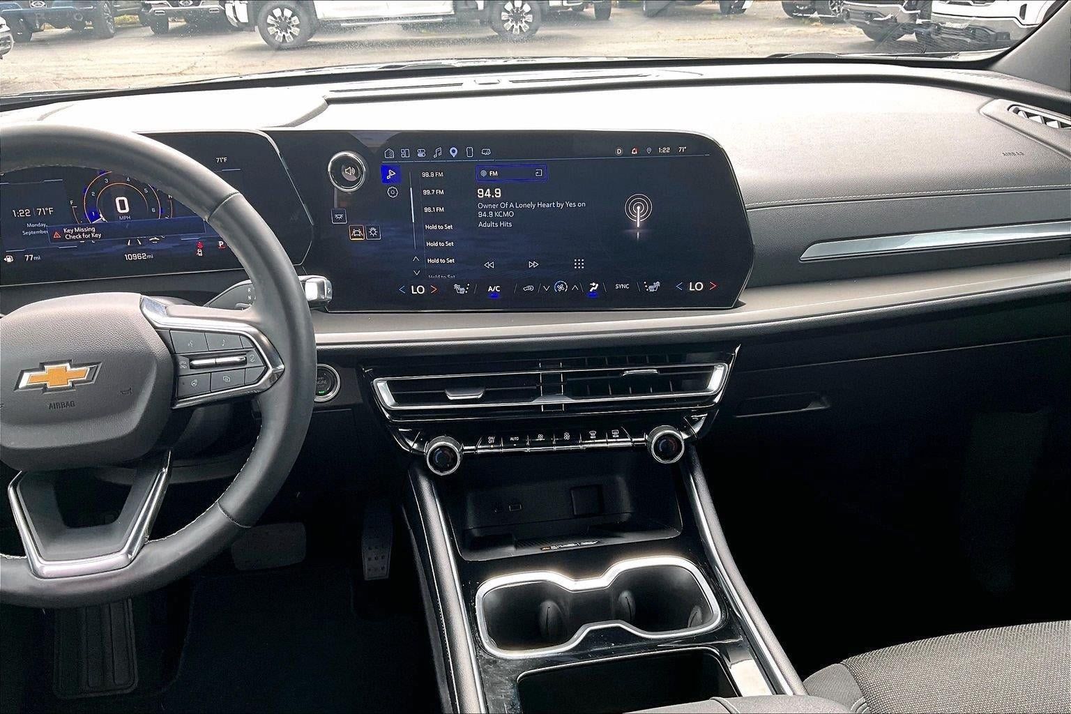 Used 2025 Chevrolet Traverse LT w/ Driver Confidence Package FWD image 5