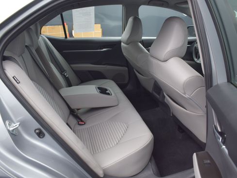 Used 2023 Toyota Camry SE image 11