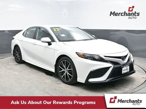 Used 2022 Toyota Camry SE image 1