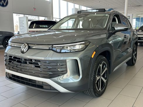 Certified 2025 Volkswagen Tiguan SE image 3