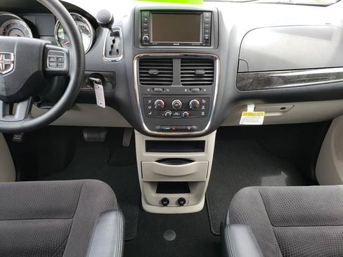 Used 2018 Dodge Grand Caravan SE w/ UConnect Hands-Free Group FWD image 13